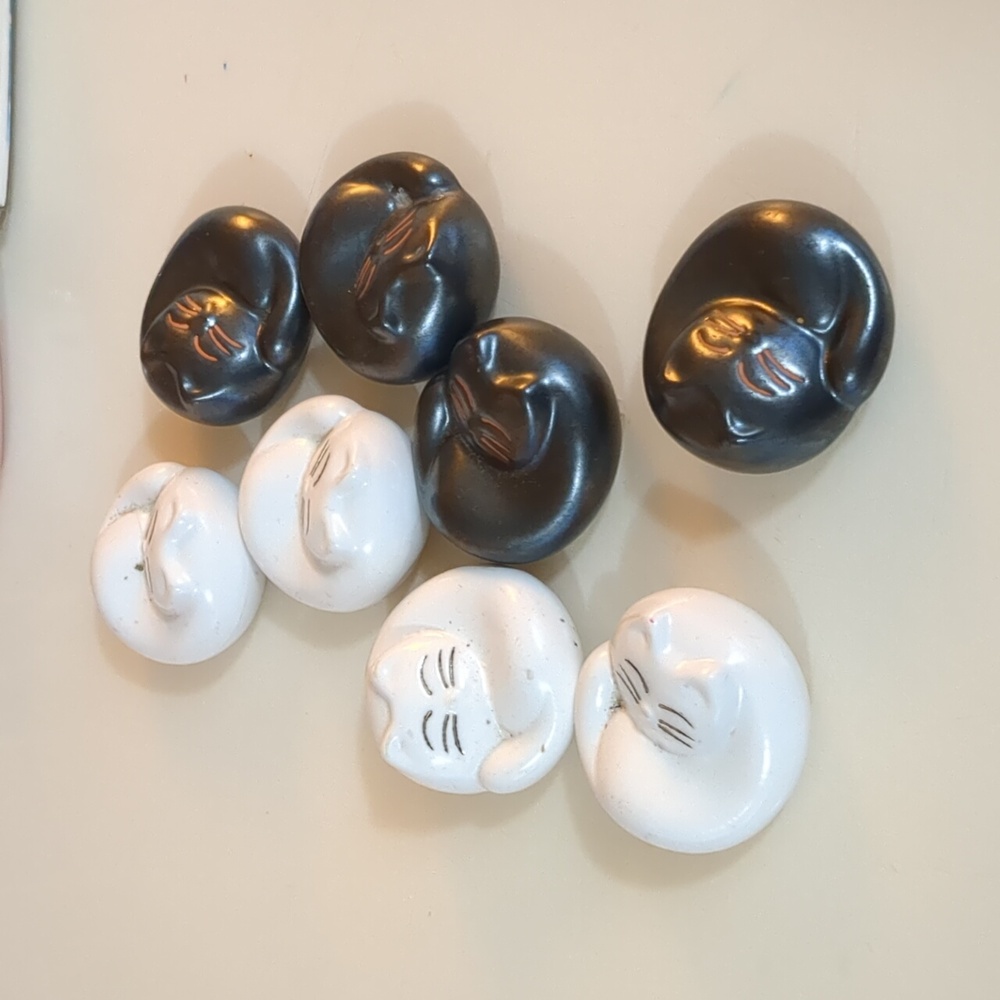Set of Ceramic Cat Figurines - Picture 3 of 3
